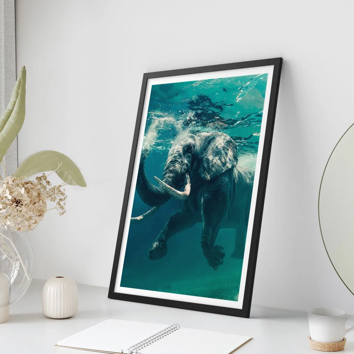 Poster in een zwarte lijst - Een olifant die zwemt in turquoise water - 50x70cm - Iedereen houdt van zwemmen - Moderne wanddecoratie voor woonkamer en slaapkamer ARTTOR