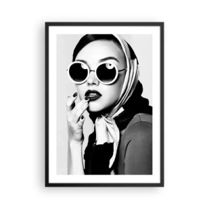 Poster in een zwarte lijst - Portret van een vrouw met een zonnebril en een sjaal - 50x70cm - Groeten uit de jaren 60 - Moderne wanddecoratie voor woonkamer en slaapkamer ARTTOR
