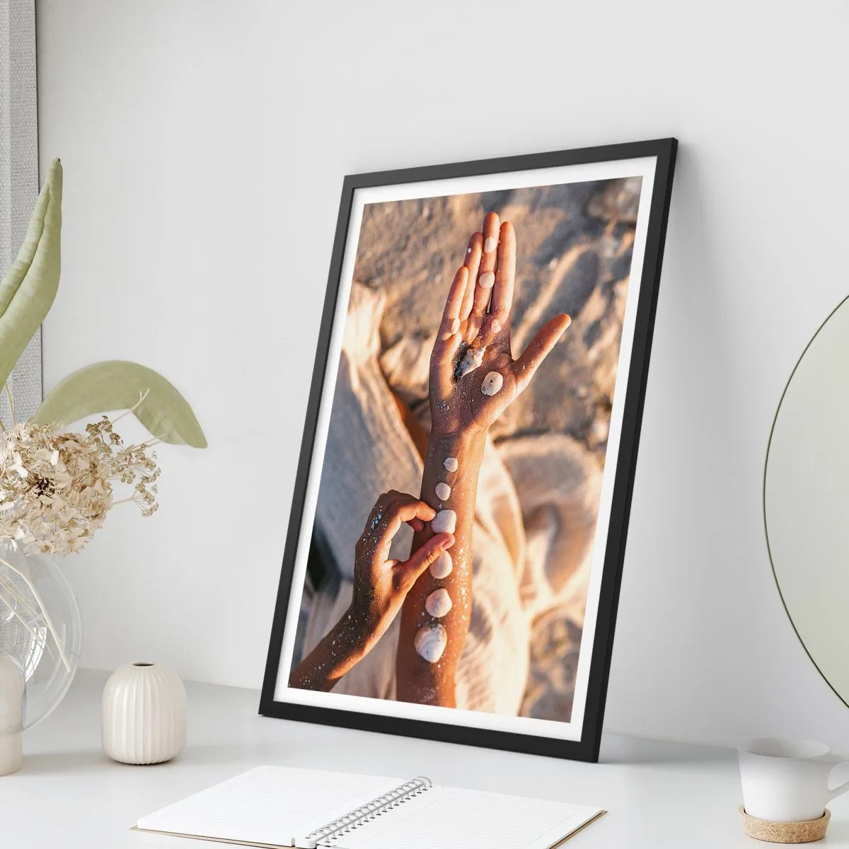 Poster in een zwarte lijst - Handen versierd met schelpen op een zanderige achtergrond - 50x70cm - Schoonheid binnen handbereik - Moderne wanddecoratie voor woonkamer en slaapkamer ARTTOR