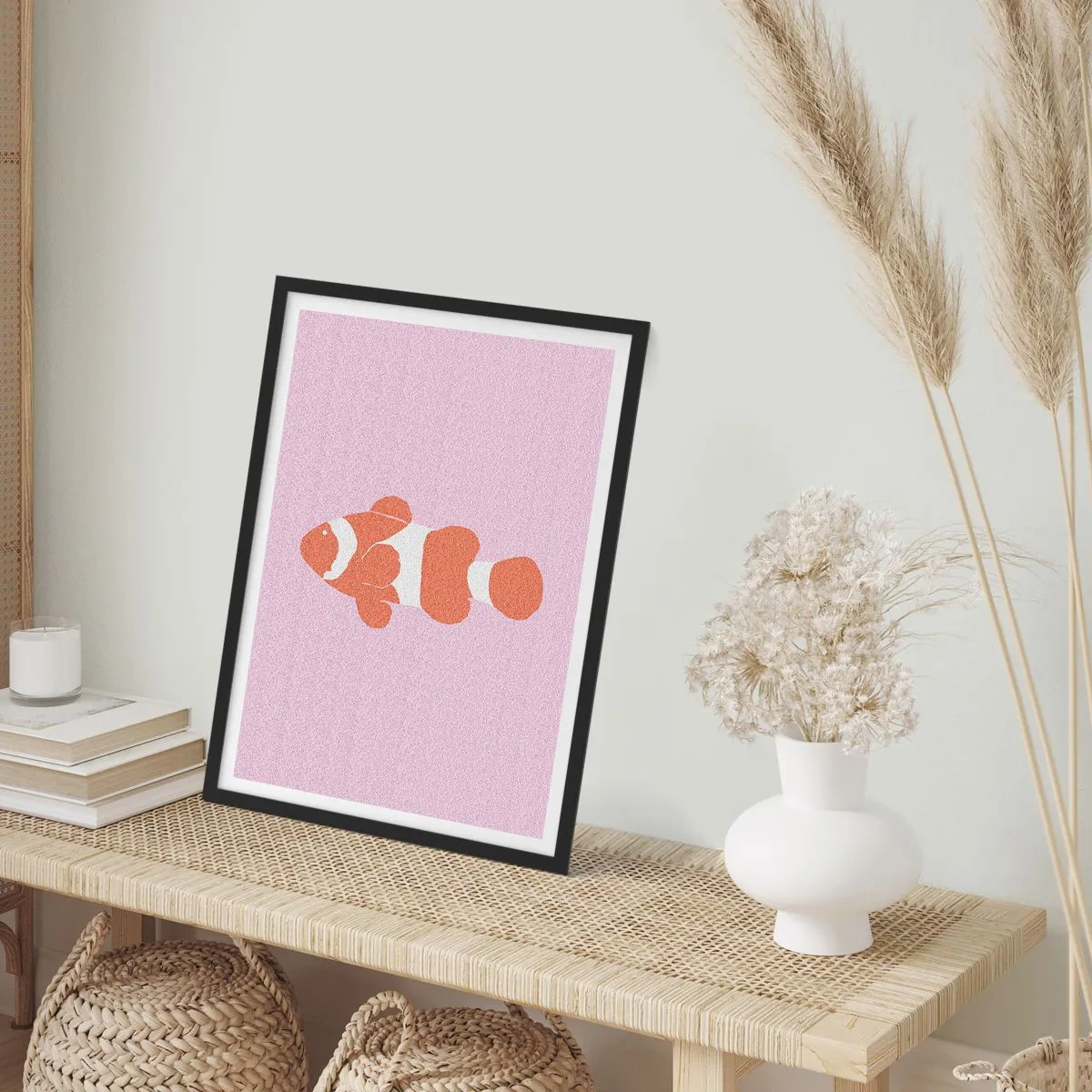 Poster in een zwarte lijst - Oranje clownvis op een paarse achtergrond - 50x70cm - In koraal dat bij haar gezicht en staart past - Moderne wanddecoratie voor woonkamer en slaapkamer ARTTOR