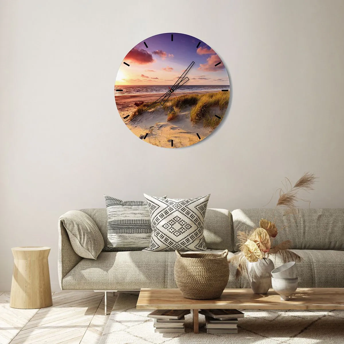 Wandklok - Klok - Een strand met duinen en een gouden zonsondergang boven een kalme zee - 30x30cm - De lucht ruikt al in de zomer - Moderne wanddecoratie voor woonkamer, keuken en slaapkamer ARTTOR