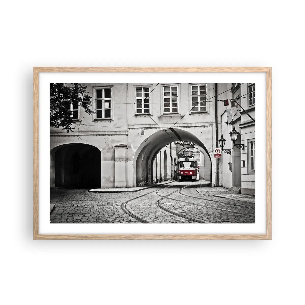 Een poster in een licht eiken lijst - Door het doolhof van de stad - 70x50 cm
