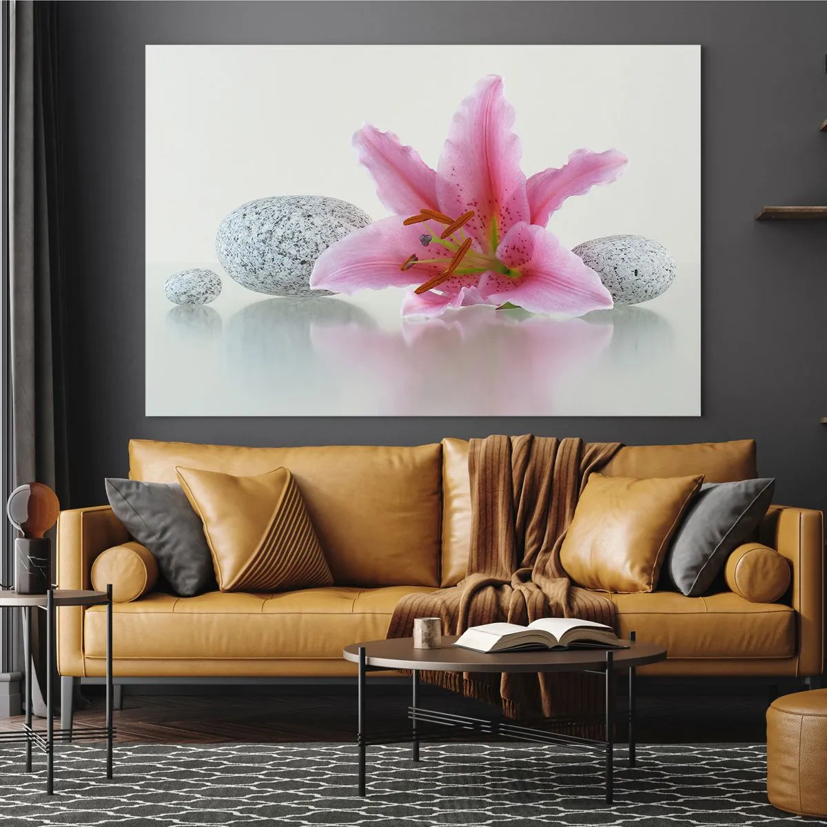 Schilderen op glas - Roze lelie tegen een achtergrond van witte stenen in een spa-stijl - 70x50cm - Een studie in roze, grijs en wit - Moderne wanddecoratie voor woonkamer en slaapkamer ARTTOR