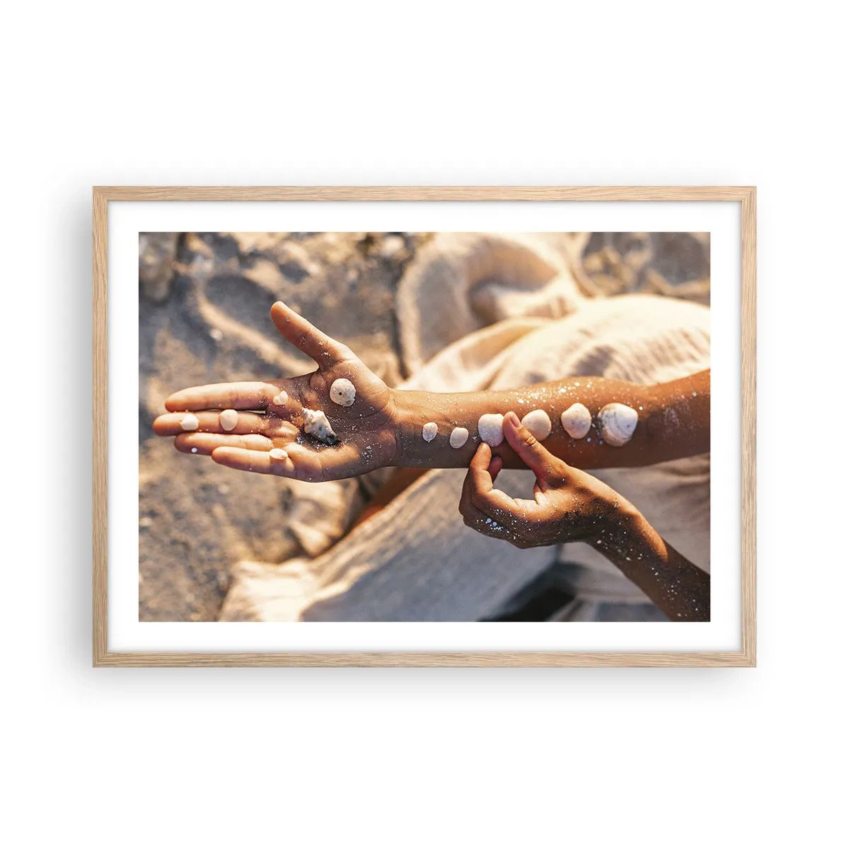 Een poster in een licht eiken lijst - Schoonheid binnen handbereik - 70x50 cm