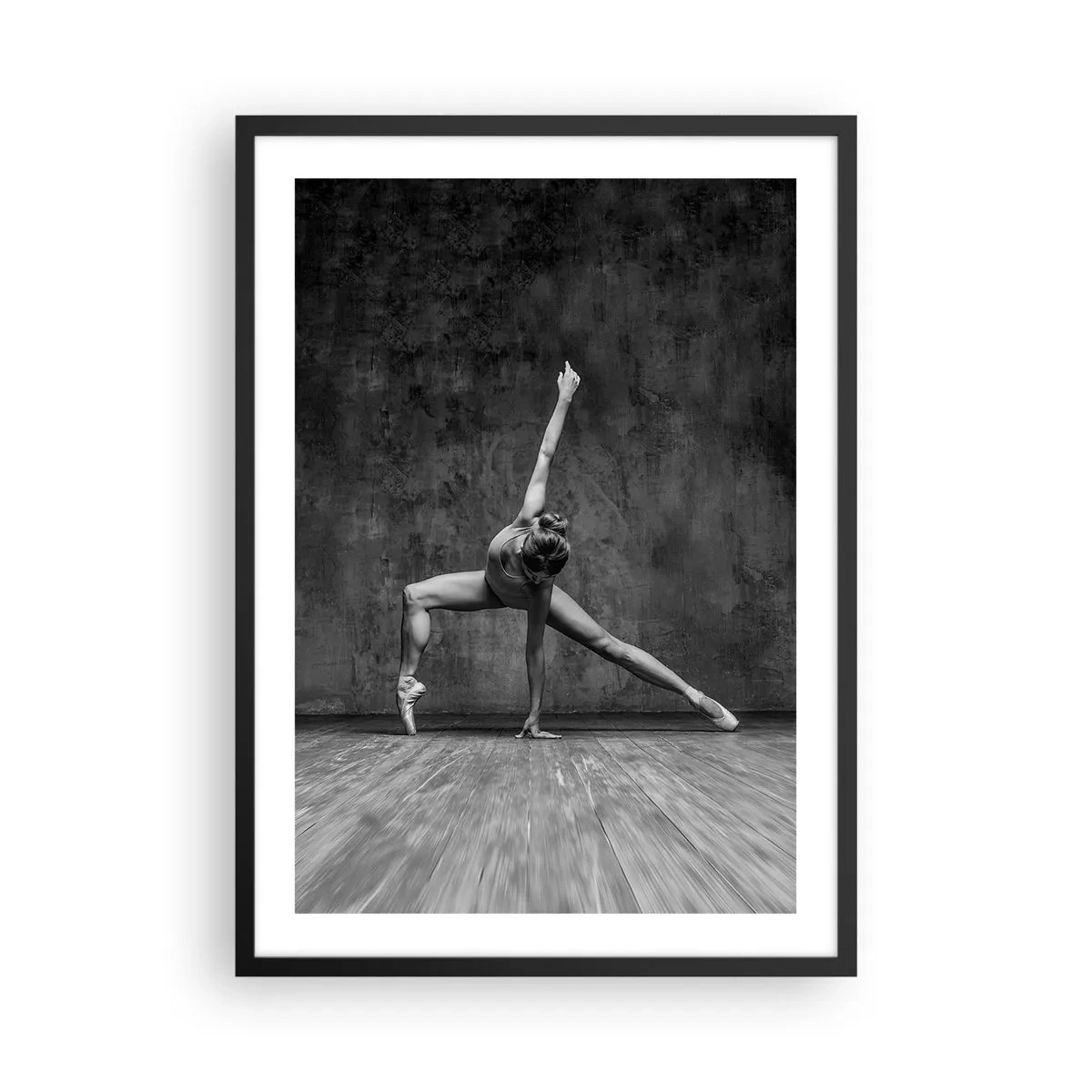 Poster in een zwarte lijst - Een zwart-witte ballerina in een dynamische pose tegen een ruwe muur. - 50x70cm - Het ideaal van balans - Moderne wanddecoratie voor woonkamer en slaapkamer ARTTOR