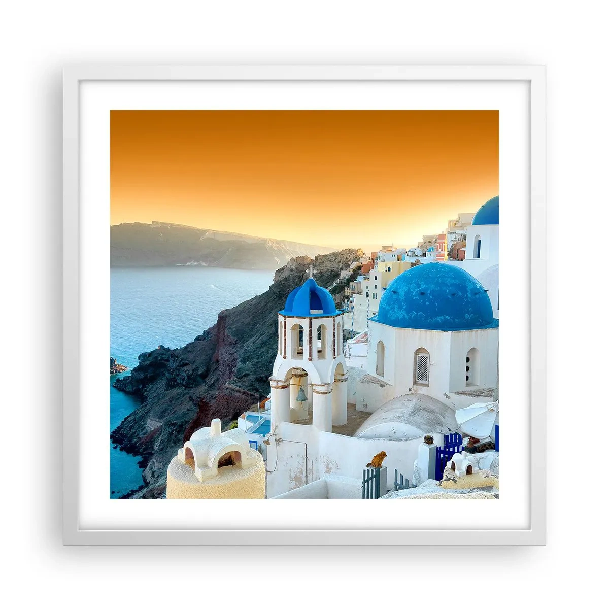 Poster in een witte lijst - Santorini - genesteld tegen de rotsen - 50x50 cm