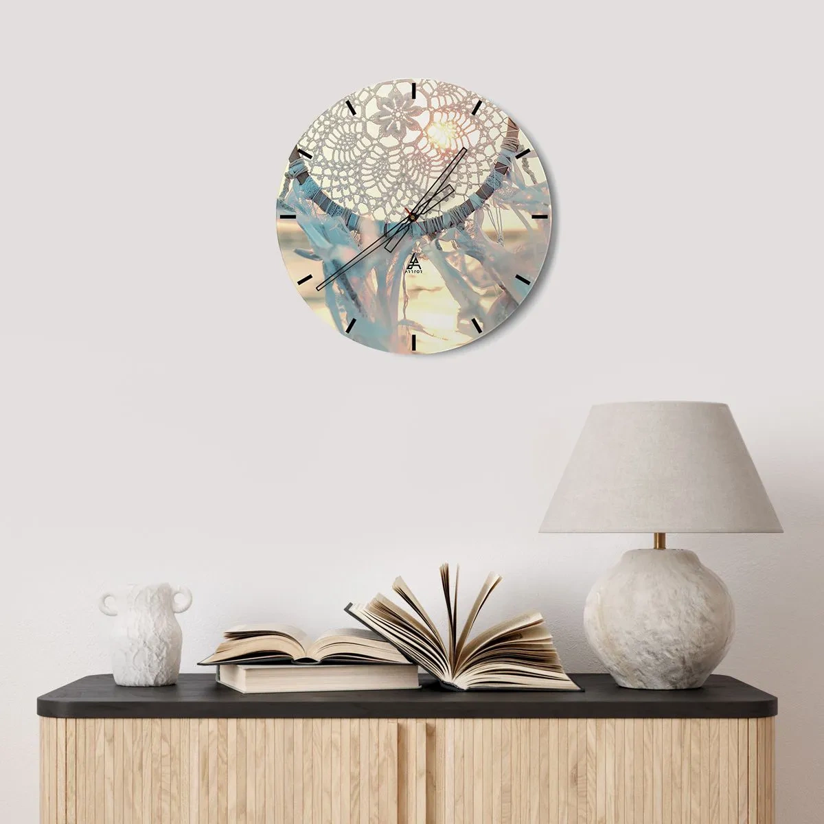 Wandklok - Klok - Dromenvanger van kant met linten in de stralen van de zonsondergang - 30x30cm - Kanten totem - Moderne wanddecoratie voor woonkamer, keuken en slaapkamer ARTTOR