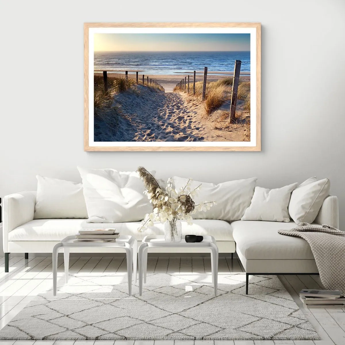 Een poster in een licht eiken lijst - Het geluid van de zee, het zingen van vogels, een wild strand tussen het gras... - 91x61 cm