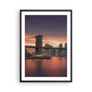 Poster in een zwarte lijst - Brooklyn Bridge 's nachts met de verlichte stad op de achtergrond - 50x70cm - Ondergedompeld in lila stilte - Moderne wanddecoratie voor woonkamer en slaapkamer ARTTOR