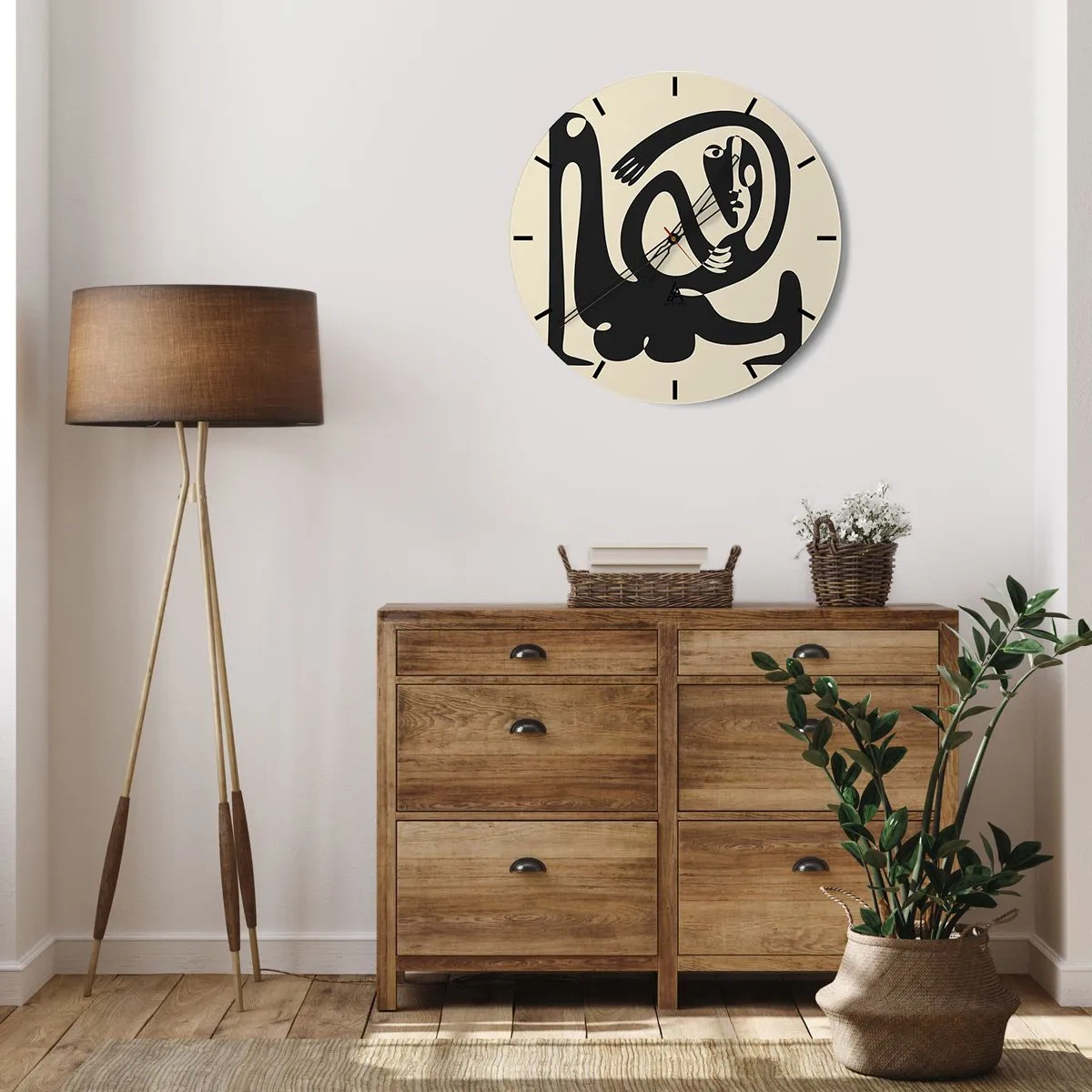 Wandklok - Klok - Een zwarte figuur in een abstracte stijl op een crèmekleurige achtergrond - 30x30cm - Bijna Picasso - Moderne wanddecoratie voor woonkamer, keuken en slaapkamer ARTTOR