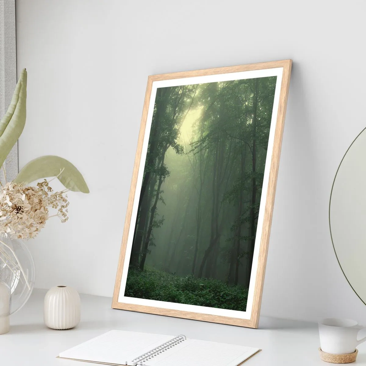 Een poster in een licht eiken lijst - Voordat hij wakker wordt - 70x100 cm