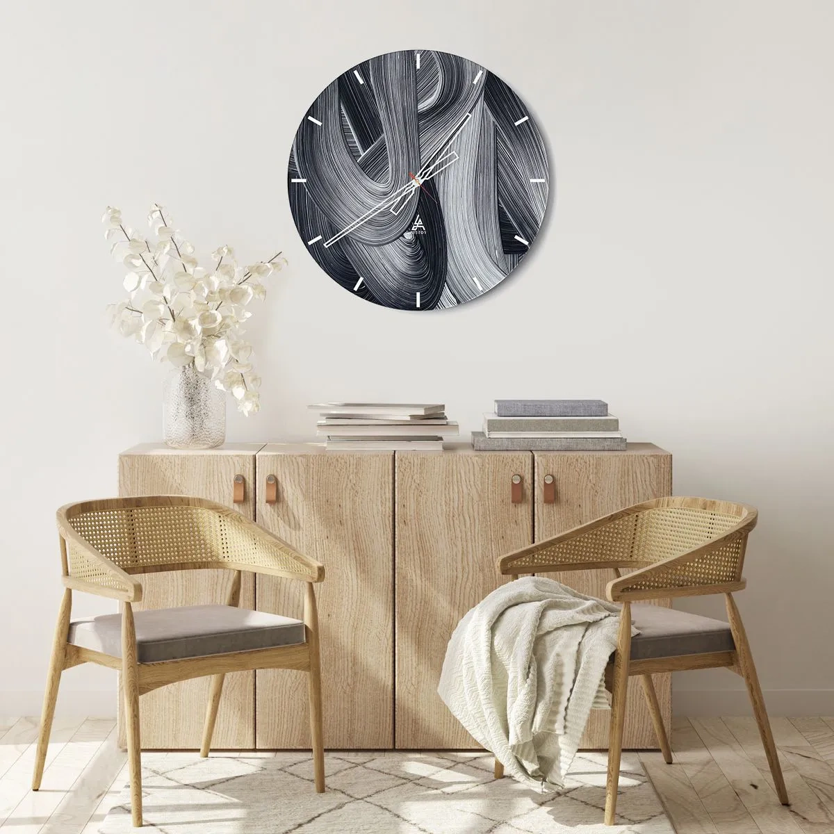 Wandklok - Klok - Een galopperend paard tegen een woestijnachtergrond in zwart-wit. - 30x30cm - De vloeibaarheid van de werkelijkheid - Moderne wanddecoratie voor woonkamer, keuken en slaapkamer ARTTOR