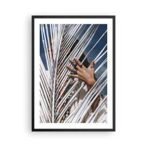Poster in een zwarte lijst - Een hand met ringen achter palmbladeren - 50x70cm - Het meisje van de sjamaan? - Moderne wanddecoratie voor woonkamer en slaapkamer ARTTOR