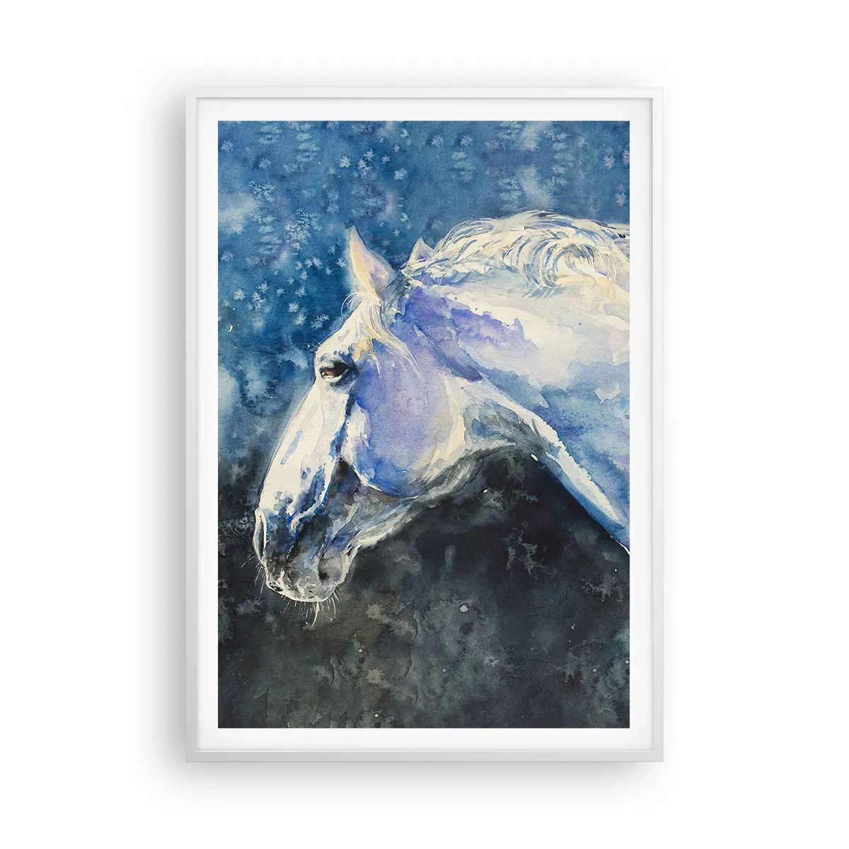 Poster in een witte lijst - Portret in een blauwe gloed - 70x100 cm