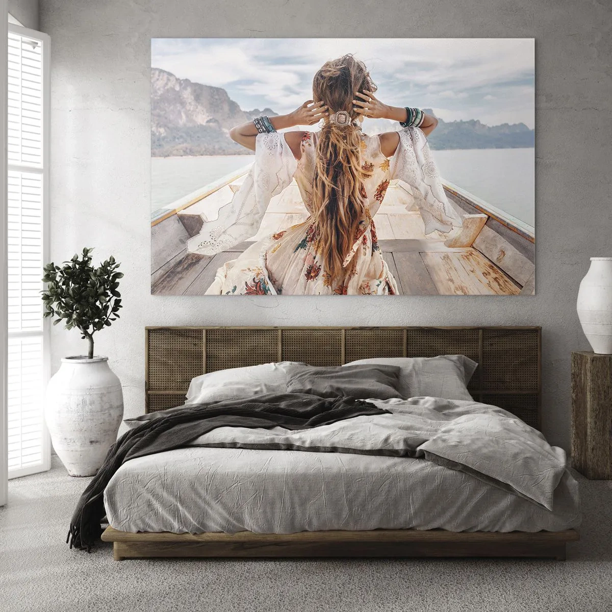 Schilderen op glas - Een vrouw op een boot kijkt uit over de bergen en het meer. - 70x50cm - Op weg naar geluk - Moderne wanddecoratie voor woonkamer en slaapkamer ARTTOR