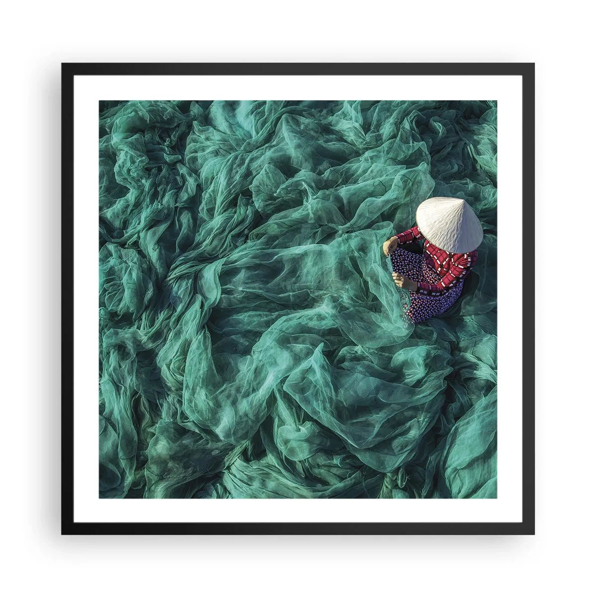 Poster in een zwarte lijst - In een zee van netten - 60x60 cm