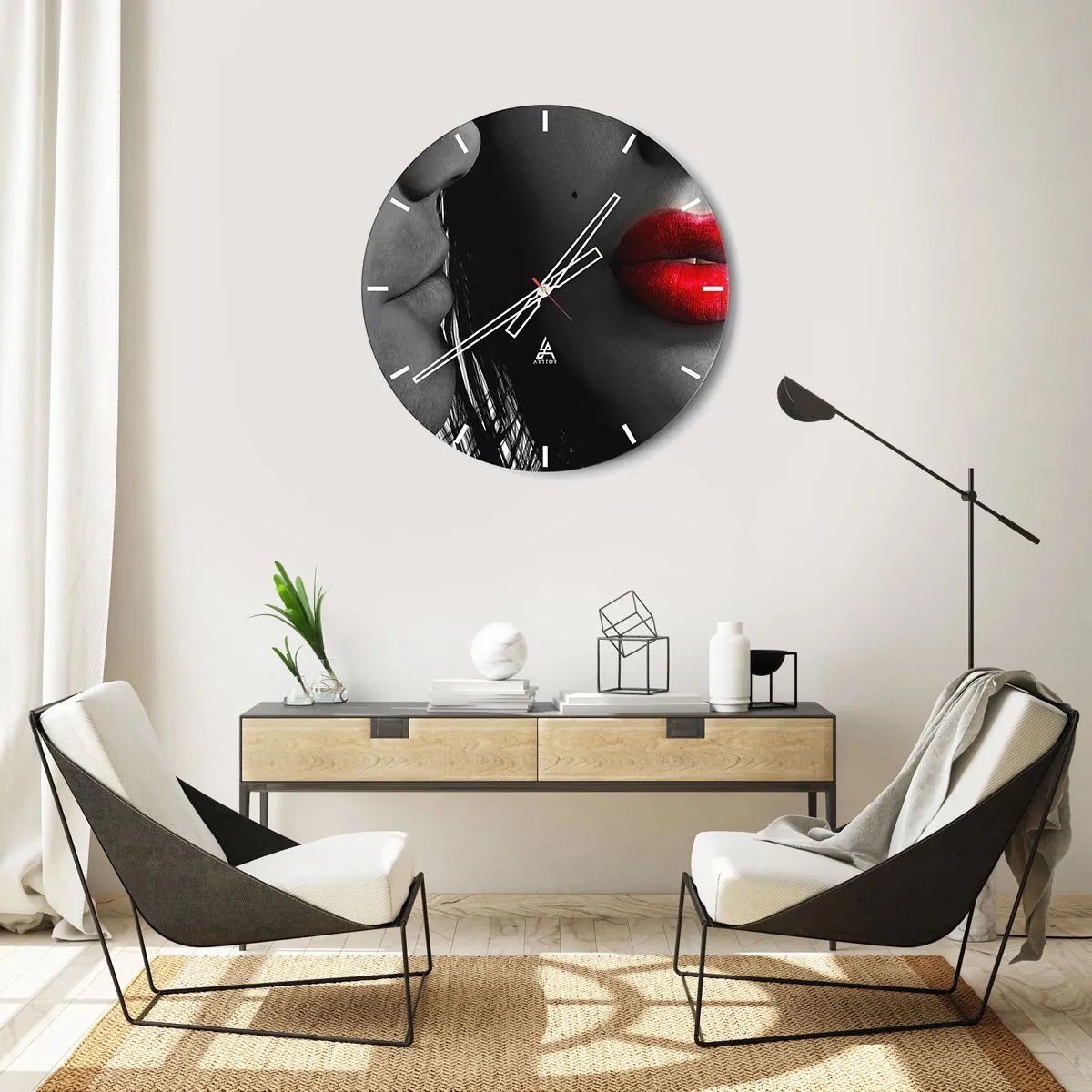 Wandklok - Klok - Zwart-wit close-up van een gezicht met rode lippen - 30x30cm - Oog in oog - Moderne wanddecoratie voor woonkamer, keuken en slaapkamer ARTTOR