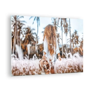 Schilderen op glas - Een vrouw in het gras met een hoed in haar hand tegen een achtergrond van palmbomen - 70x50cm - Geboren uit graspluis - Moderne wanddecoratie voor woonkamer en slaapkamer ARTTOR