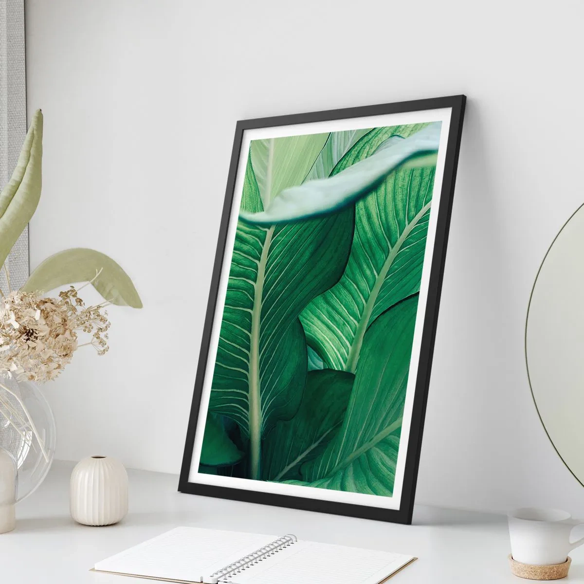 Poster in een zwarte lijst - Intens groen leven - 70x100 cm