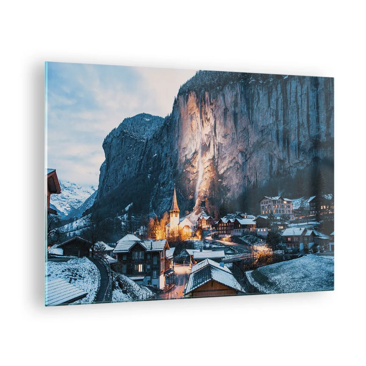 Schilderen op glas - Een winterdorp aan de voet van een verlichte rotswand - 70x50cm - De stralende geest van de winter - Moderne wanddecoratie voor woonkamer en slaapkamer ARTTOR