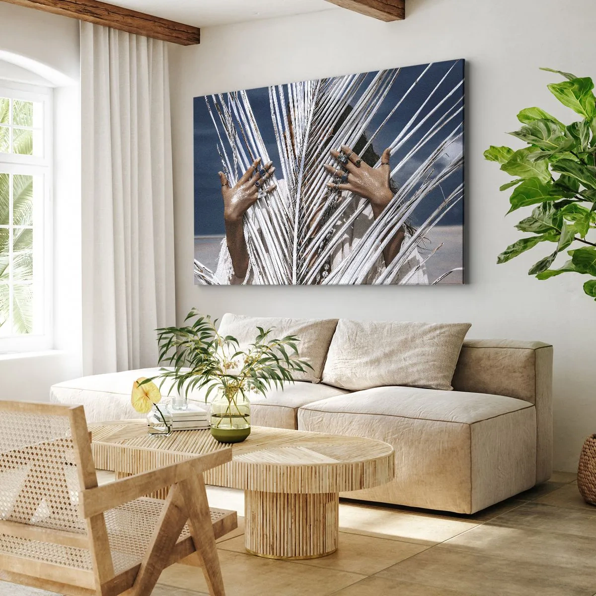 Schilderen op canvas - Een vrouw verbergt zich achter palmbladeren, met ringen aan haar handen. - 70x50cm - Het meisje van de sjamaan? - Moderne wanddecoratie voor woonkamer en slaapkamer ARTTOR