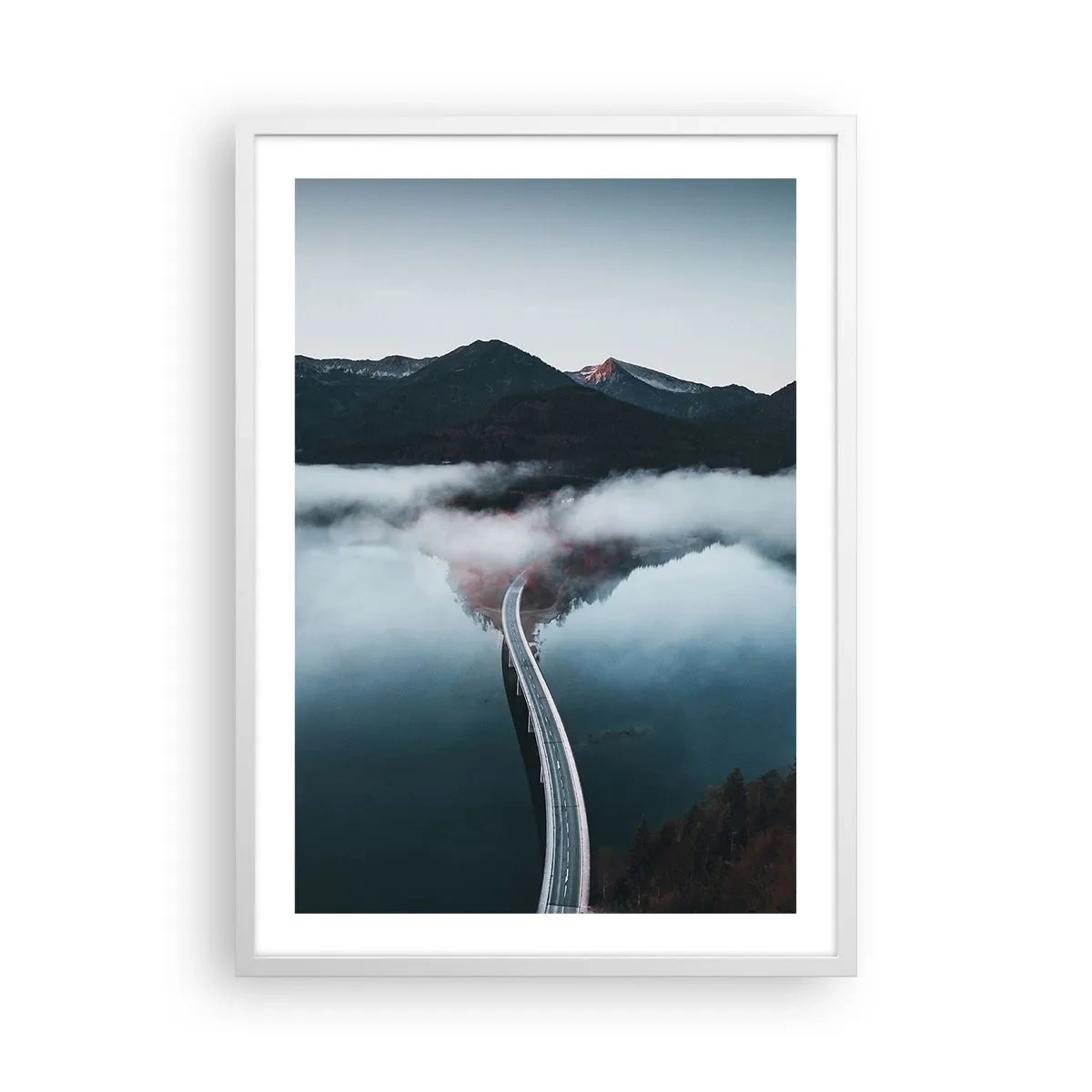 Poster in een witte lijst - Over water zo glad als een spiegel - 50x70 cm