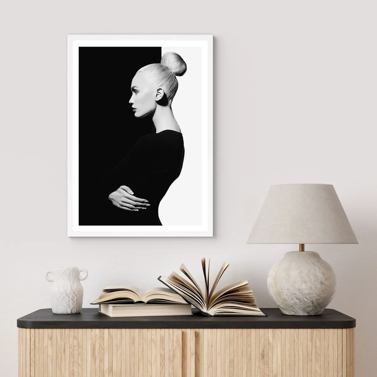 Poster in een witte lijst - Gewoon een vrouw - 61x91 cm