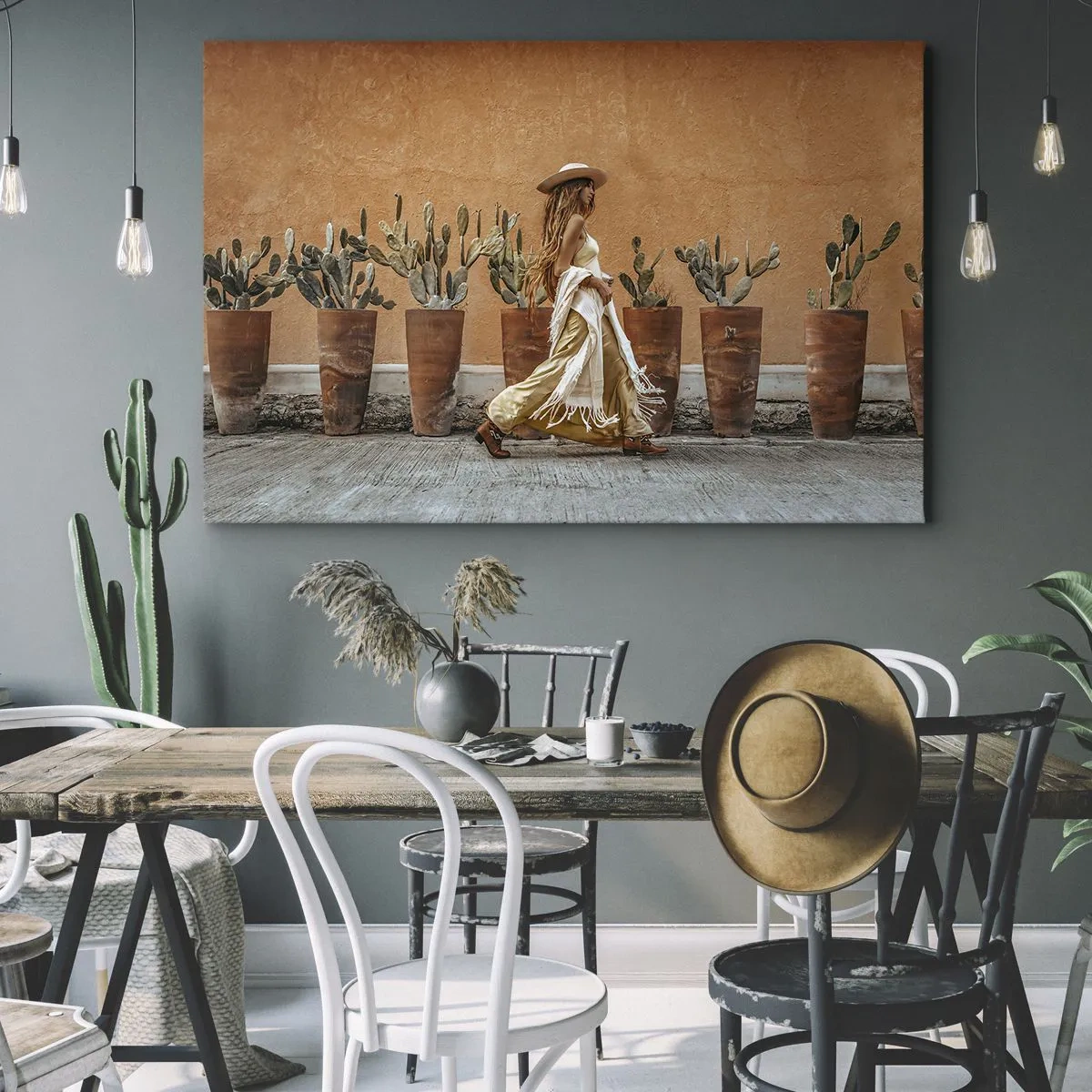Schilderen op canvas - Een vrouw in boho-stijl met potten vol cactussen op de achtergrond. - 70x50cm - Hippie-stijl - Moderne wanddecoratie voor woonkamer en slaapkamer ARTTOR