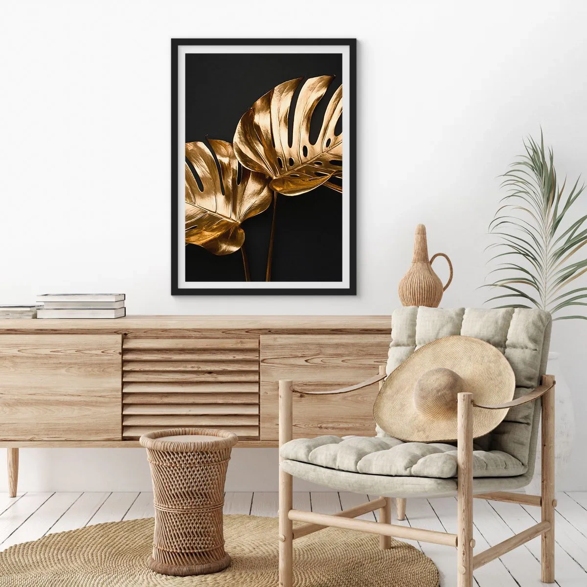 Poster in een zwarte lijst - Gouden monsterabladeren op een zwarte achtergrond, een elegant kleurcontrast - 50x70cm - De schatten van de natuur - Moderne wanddecoratie voor woonkamer en slaapkamer ARTTOR