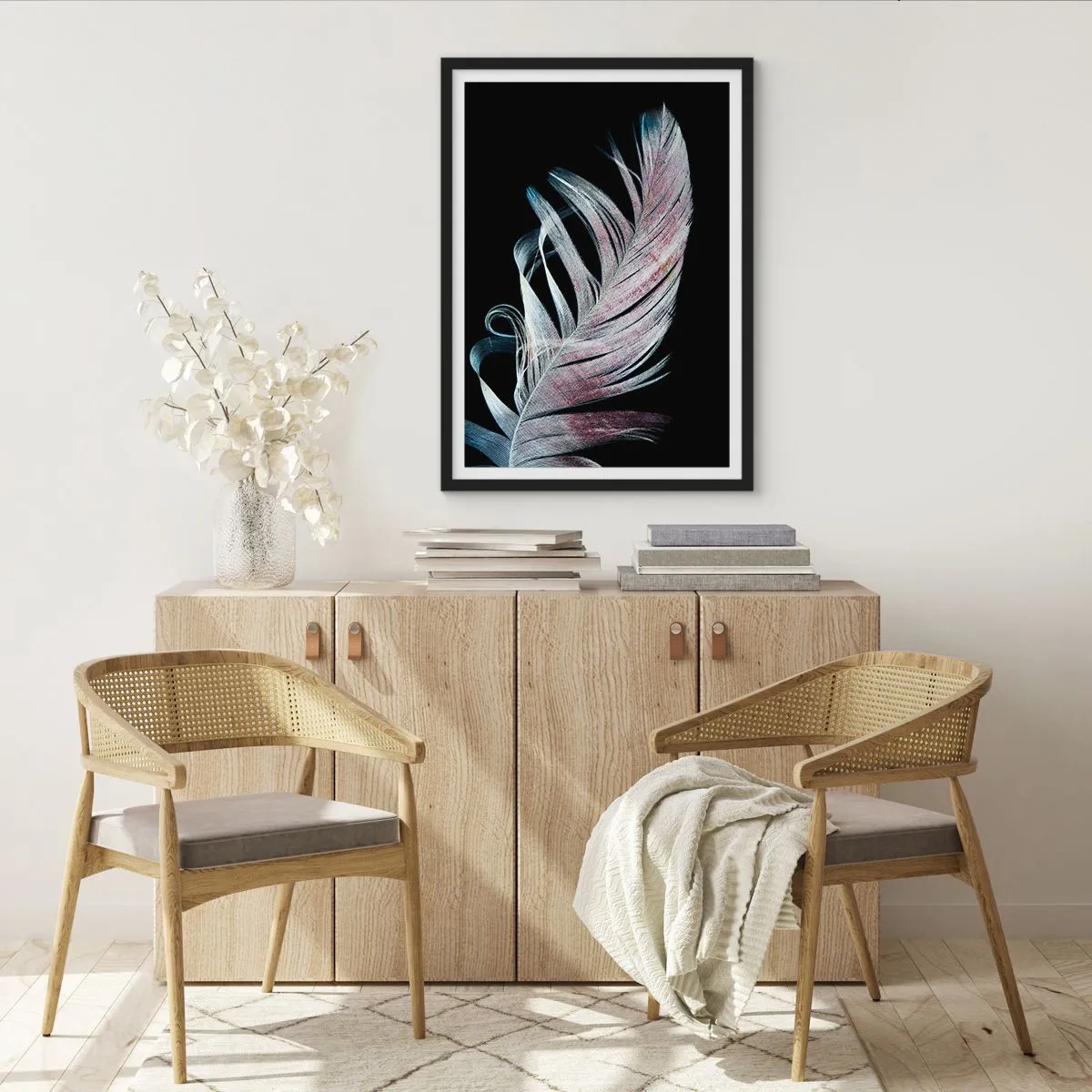 Poster in een zwarte lijst - Een veer in delicate tinten roze en blauw op een zwarte achtergrond - 50x70cm - Denk aan aanraking - Moderne wanddecoratie voor woonkamer en slaapkamer ARTTOR