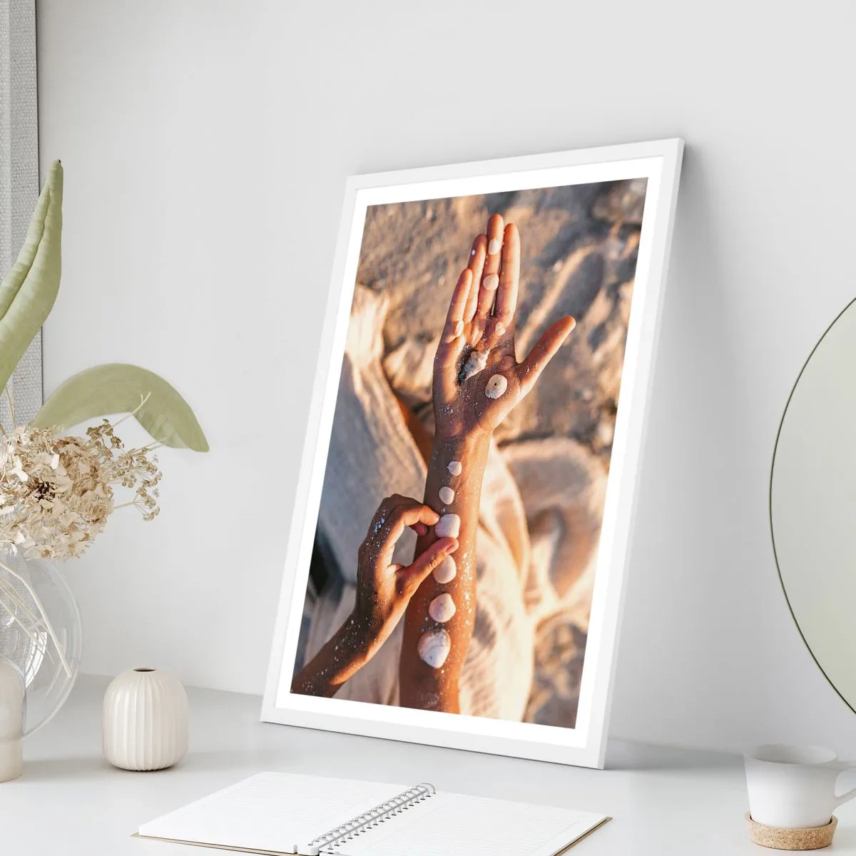 Poster in een witte lijst - Schoonheid binnen handbereik - 70x100 cm