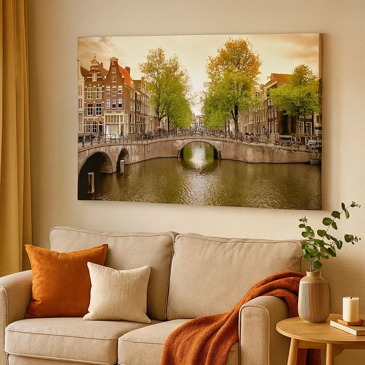 Schilderen op canvas - Een gracht in Amsterdam, omringd door historische huurkazernes - 70x50cm - Met de boot of met de fiets? - Moderne wanddecoratie voor woonkamer en slaapkamer ARTTOR