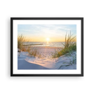 Poster in een zwarte lijst - Het geluid van de zee, het zingen van vogels, een wild strand tussen het gras... - 50x40 cm