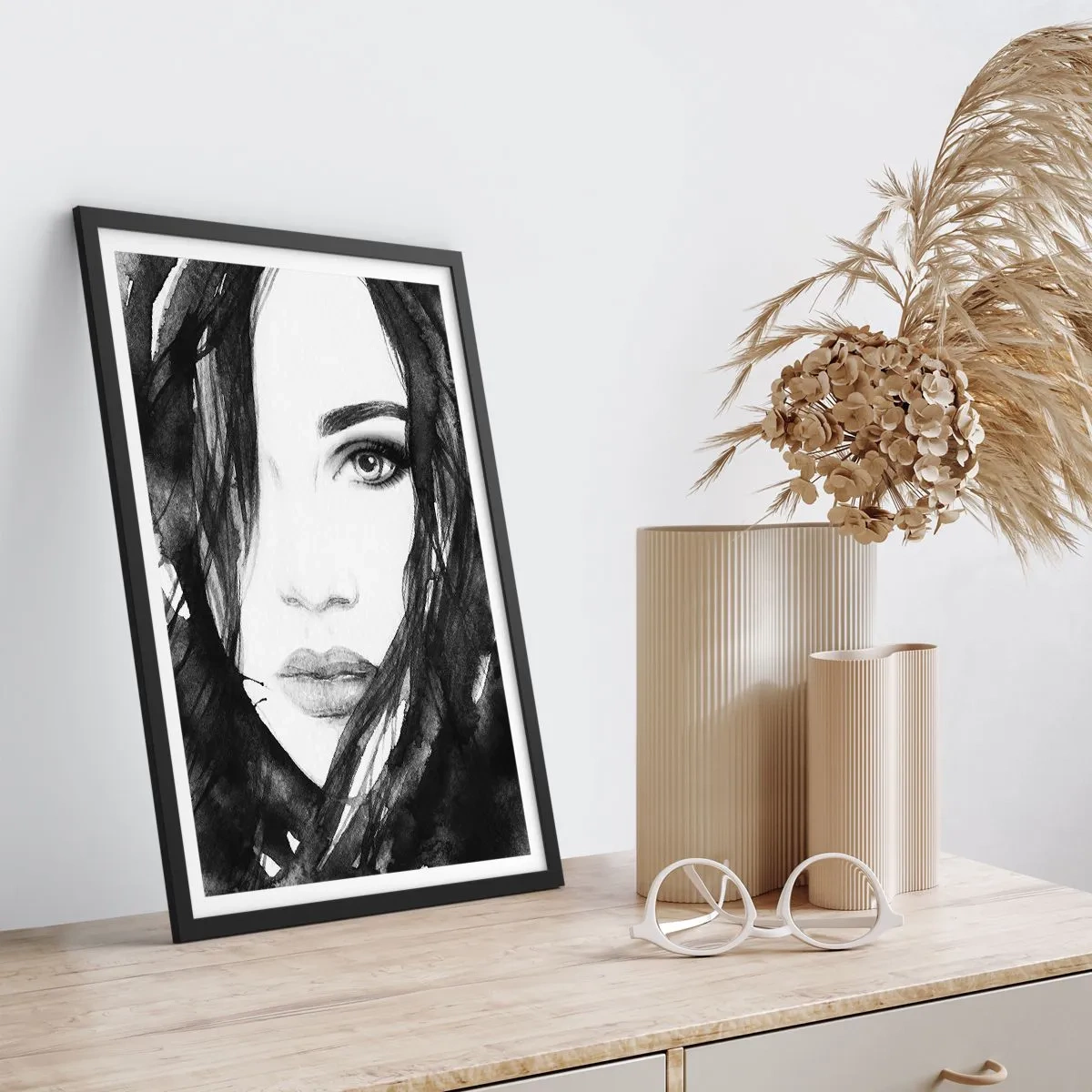 Poster in een zwarte lijst - Portret van een dame in zwart en wit - 70x100 cm