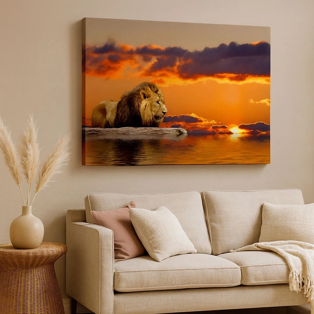 Schilderen op canvas - Een leeuw rust bij het water tijdens zonsondergang met een dramatische lucht. - 70x50cm - Koning van de natuur - Moderne wanddecoratie voor woonkamer en slaapkamer ARTTOR