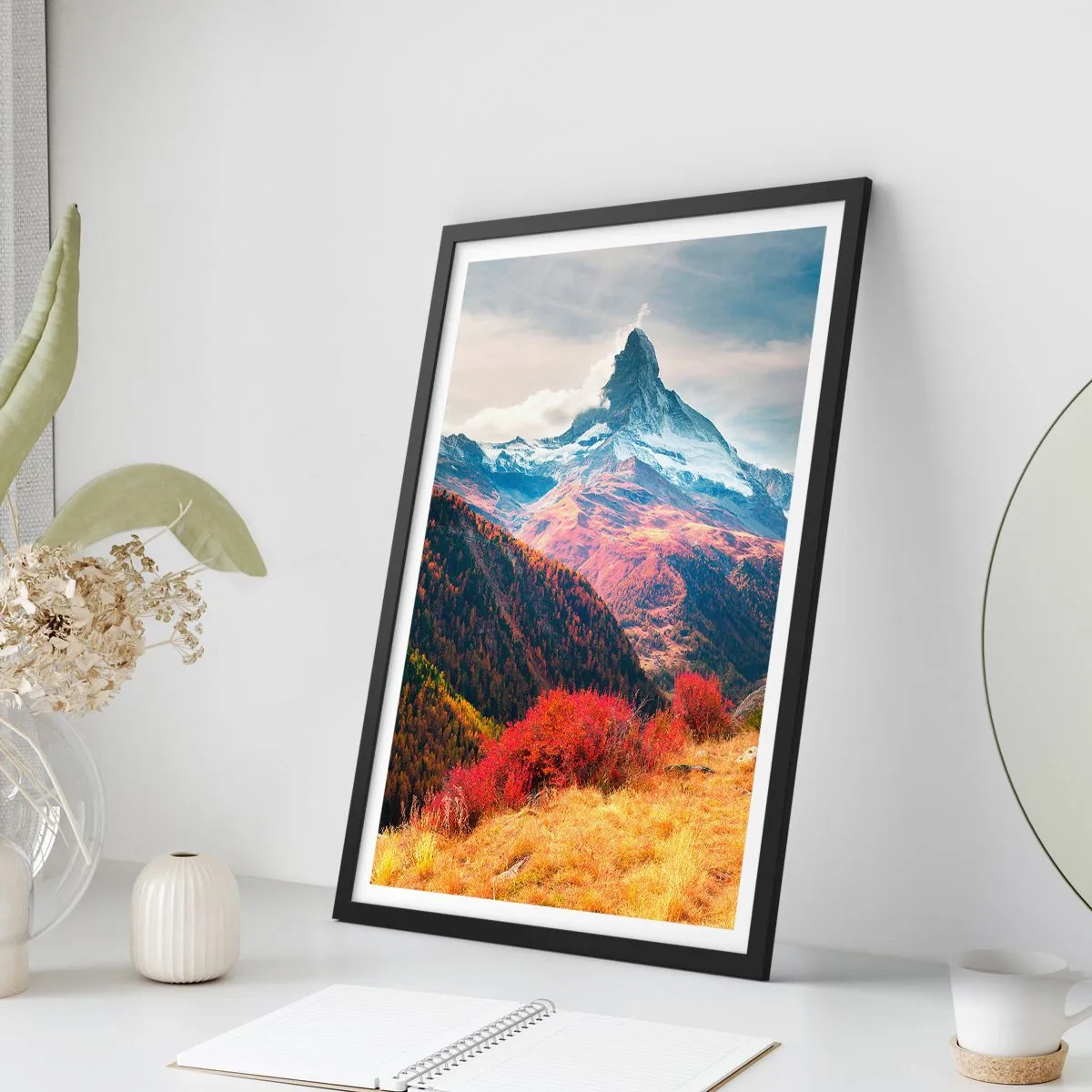 Poster in een zwarte lijst - Herfstberglandschap met een met sneeuw bedekte top - 50x70cm - Alpiene herfst - Moderne wanddecoratie voor woonkamer en slaapkamer ARTTOR