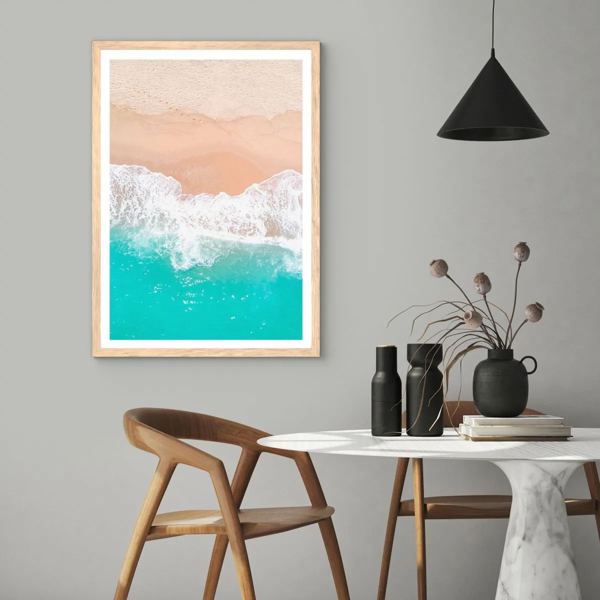 Een poster in een licht eiken lijst - Een strelende aanraking - 70x100 cm