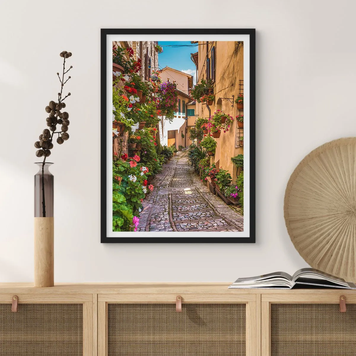 Poster in een zwarte lijst - Een charmante straat met bloemen en een geplaveid pad op een zonnige dag - 50x70cm - Italiaans zijstraatje - Moderne wanddecoratie voor woonkamer en slaapkamer ARTTOR
