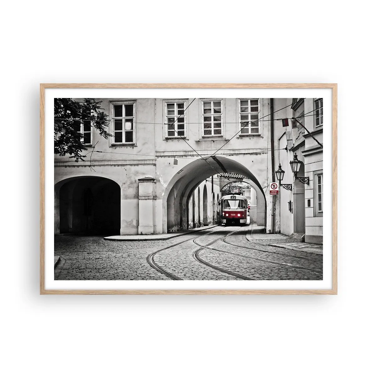 Een poster in een licht eiken lijst - Door het doolhof van de stad - 100x70 cm