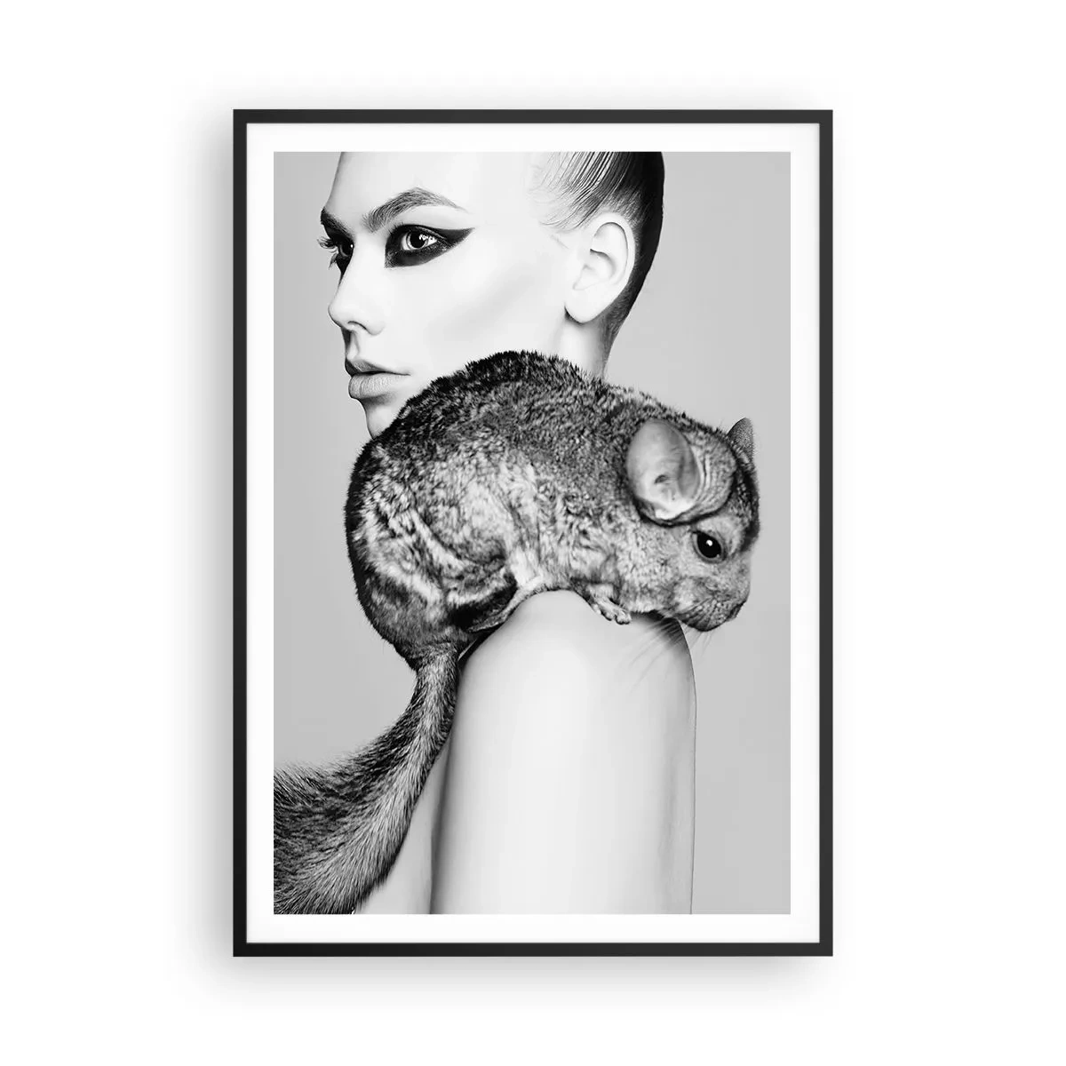 Poster in een zwarte lijst - Dame met een chinchilla - 70x100 cm