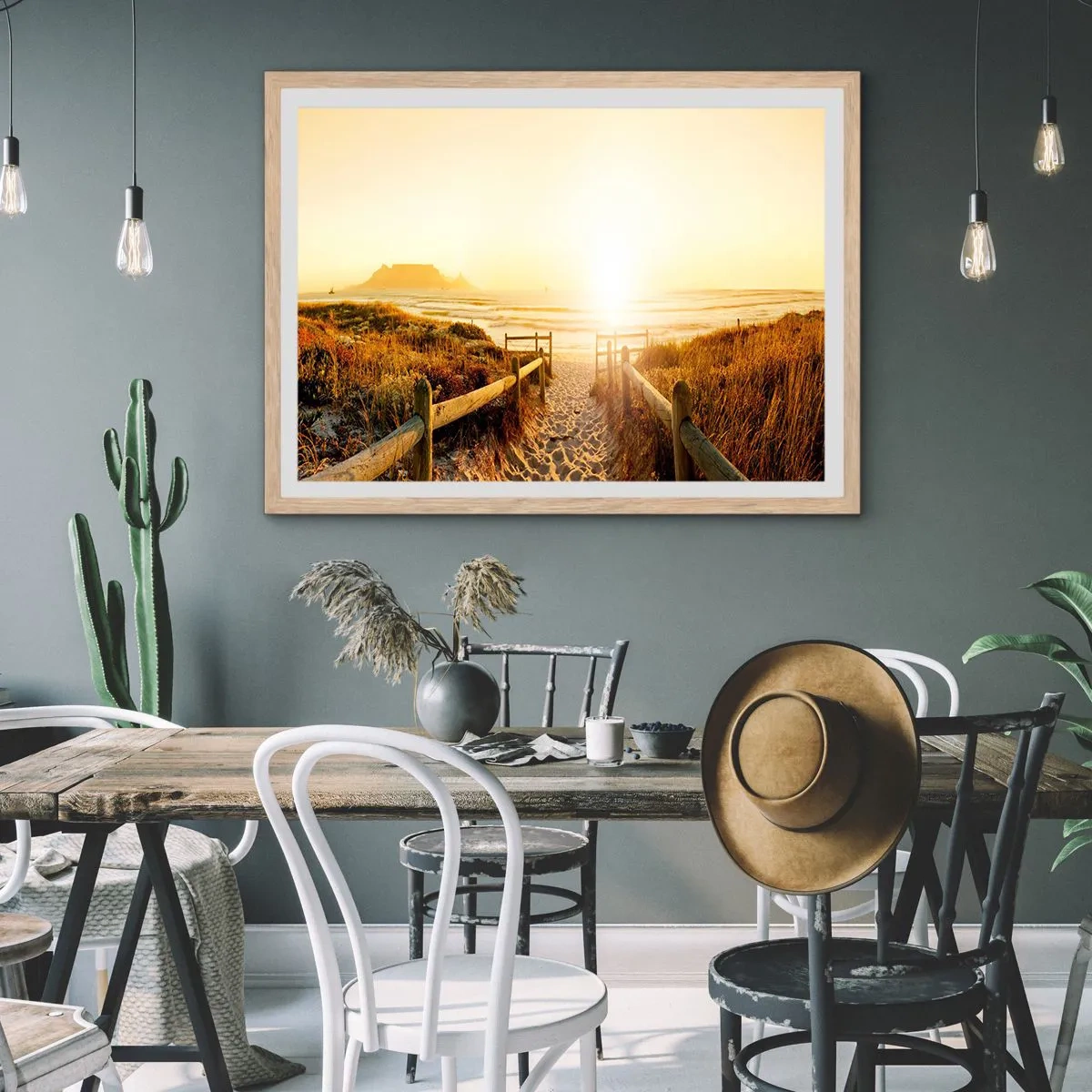 Een poster in een licht eiken lijst - Over het duin, richting de zon - 100x70 cm