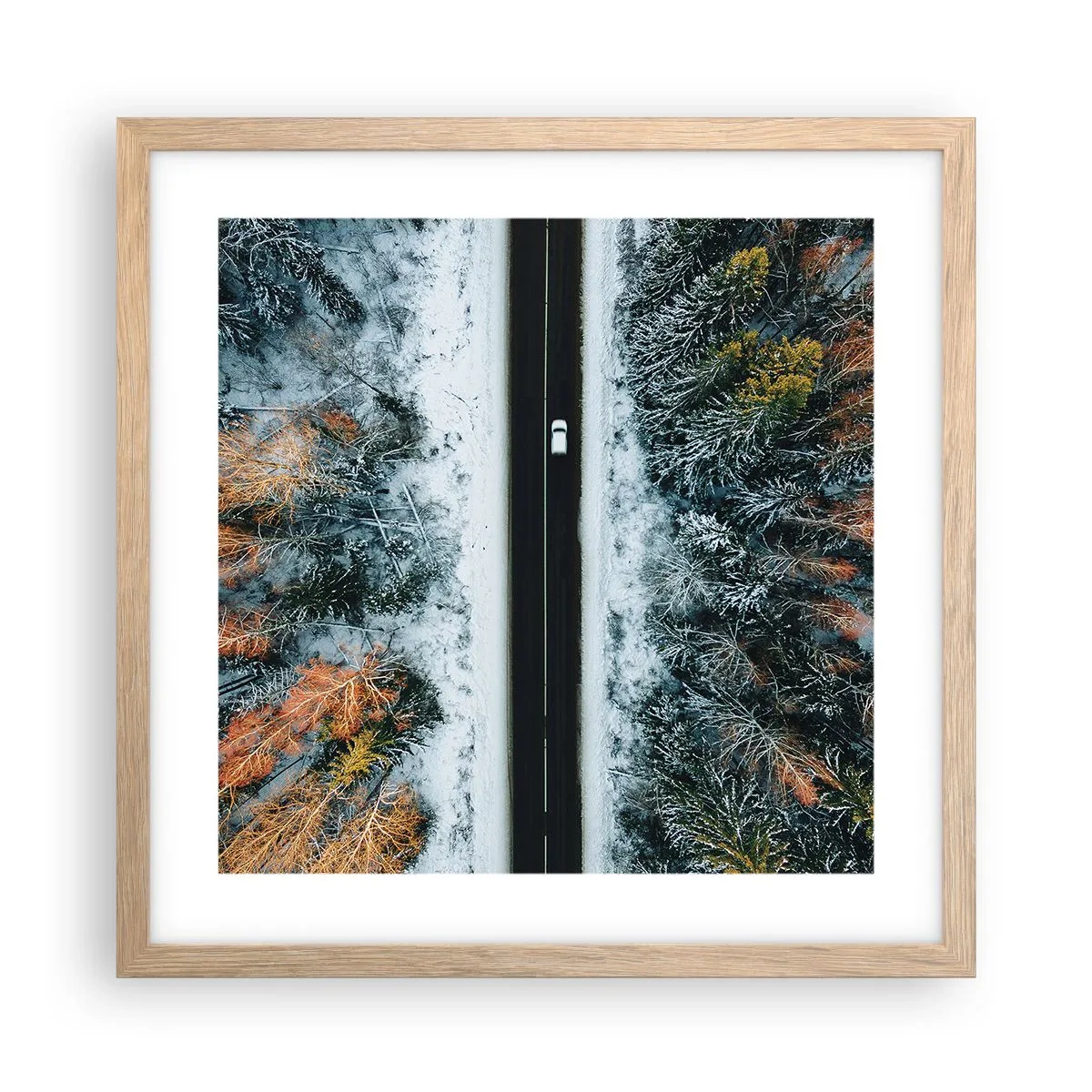 Een poster in een licht eiken lijst - Snijd door het winterbos - 40x40 cm