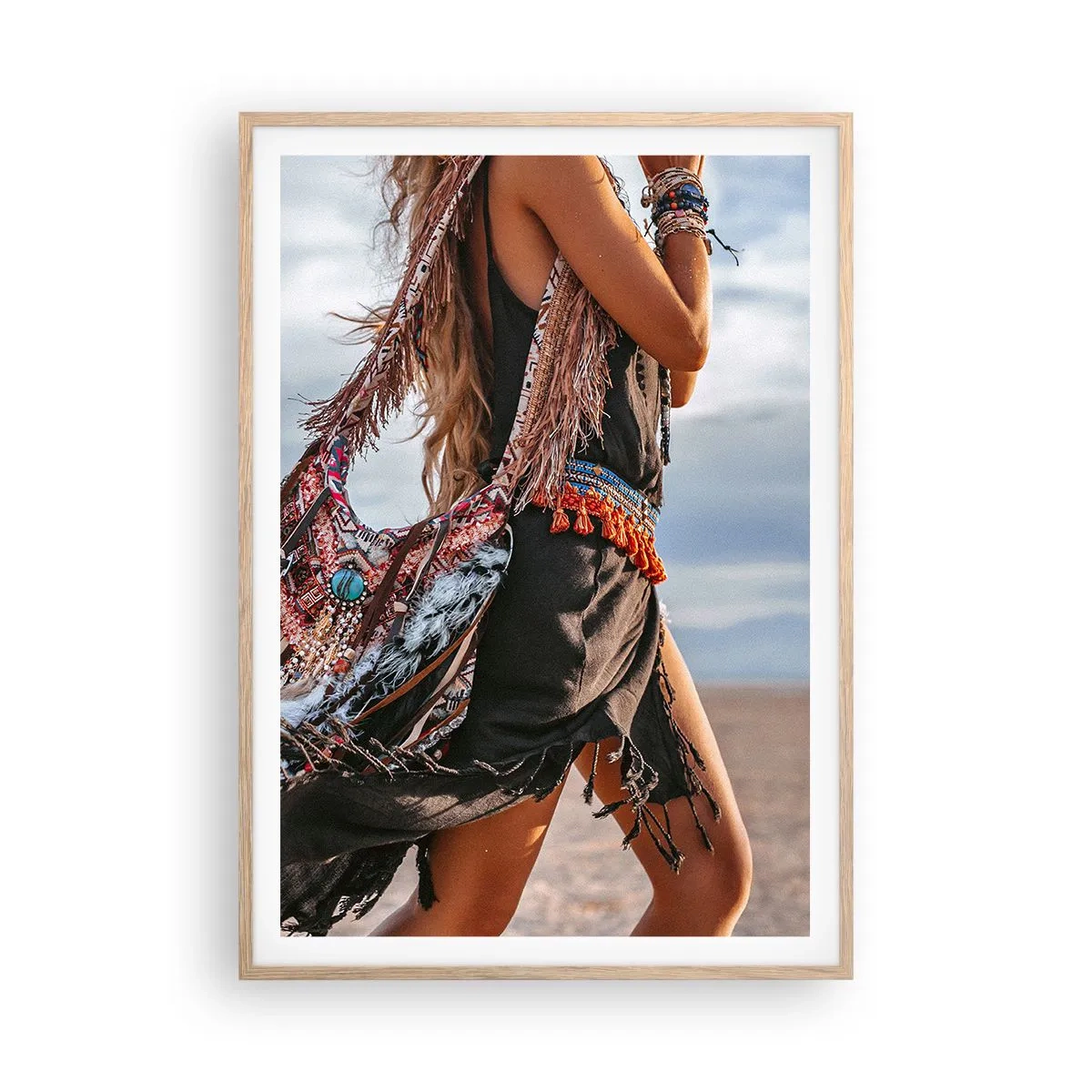 Een poster in een licht eiken lijst - Het meisje van de sjamaan - 70x100 cm