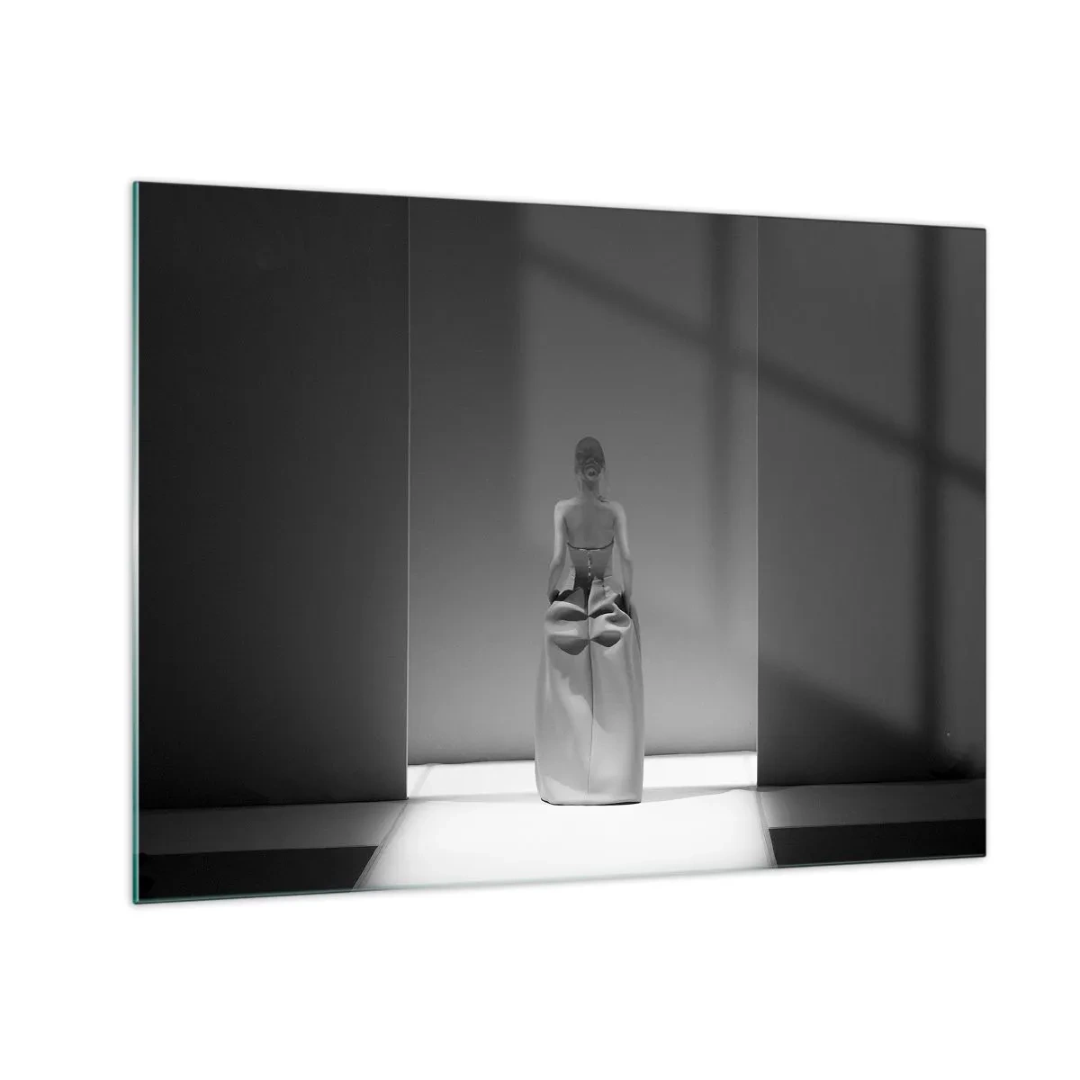 Schilderen op glas - Een zwart-witfoto van een vrouw in een jurk tegen een achtergrond van licht. - 70x50cm - Verfijnde eenvoud - Moderne wanddecoratie voor woonkamer en slaapkamer ARTTOR