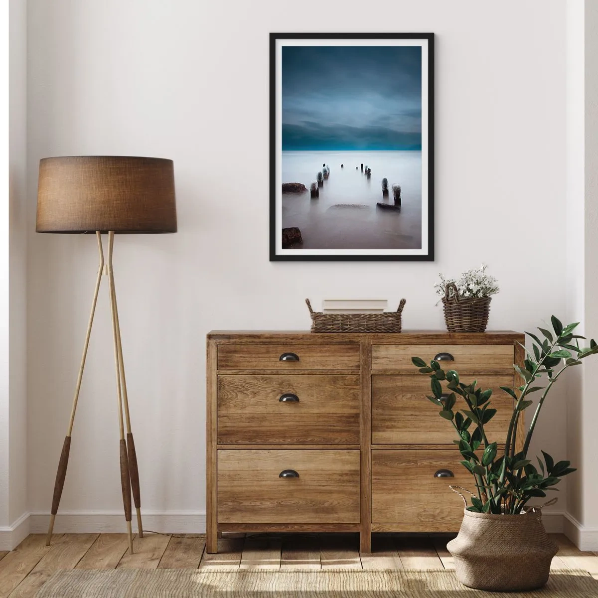 Poster in een zwarte lijst - Een sfeervol uitzicht op houten palen in het water - 50x70cm - Peinzend meer - Moderne wanddecoratie voor woonkamer en slaapkamer ARTTOR