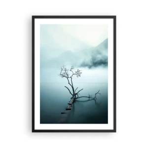 Poster in een zwarte lijst - Een foto van een eenzame boom die uit het water groeit, omgeven door mist en bergen. - 50x70cm - Van water en mist - Moderne wanddecoratie voor woonkamer en slaapkamer ARTTOR