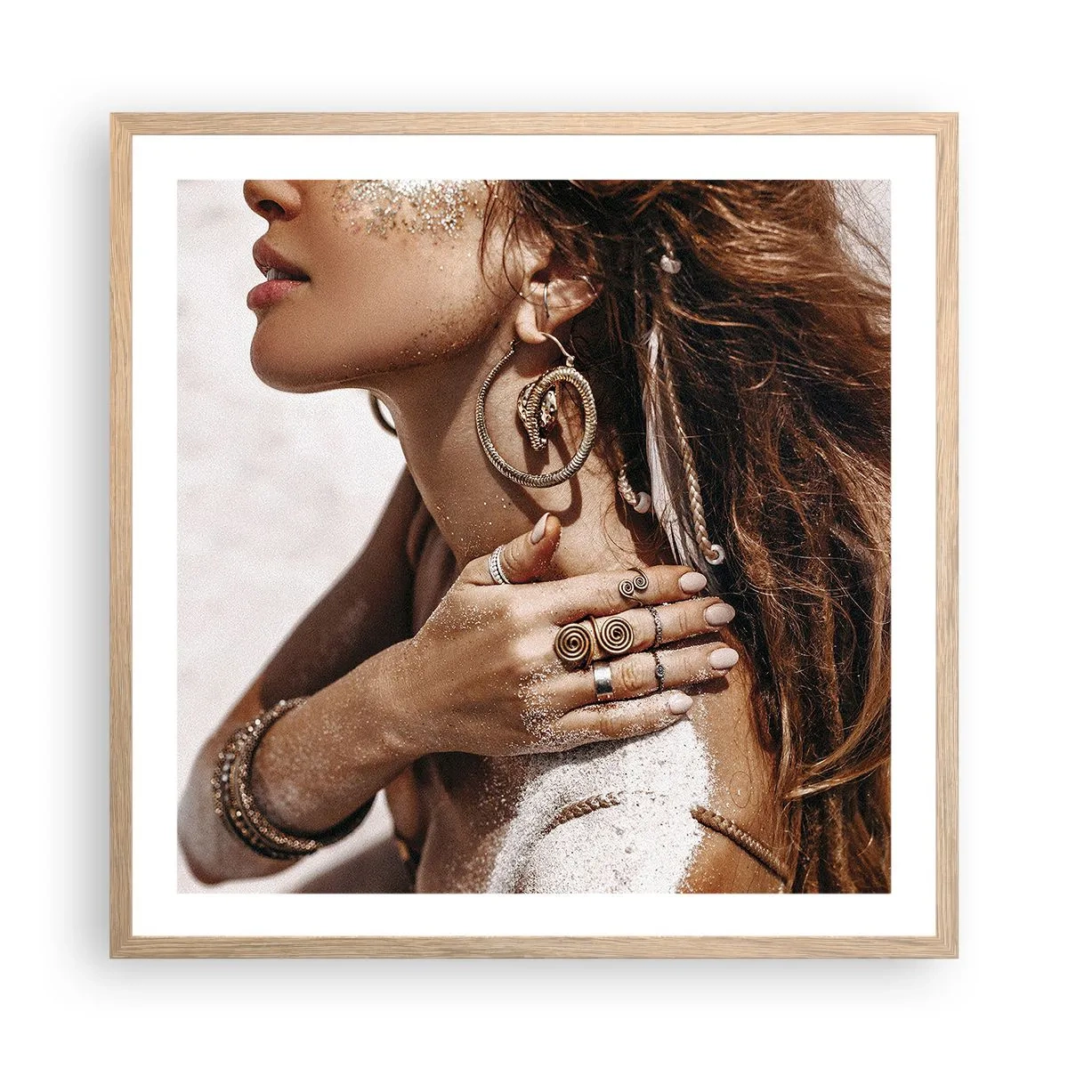 Een poster in een licht eiken lijst - Koningin van het wilde strand - 60x60 cm