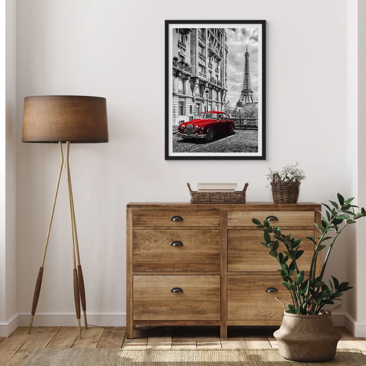 Poster in een zwarte lijst - Een rode auto met de Eiffeltoren op de achtergrond - 50x70cm - Roofdier in de stad - Moderne wanddecoratie voor woonkamer en slaapkamer ARTTOR