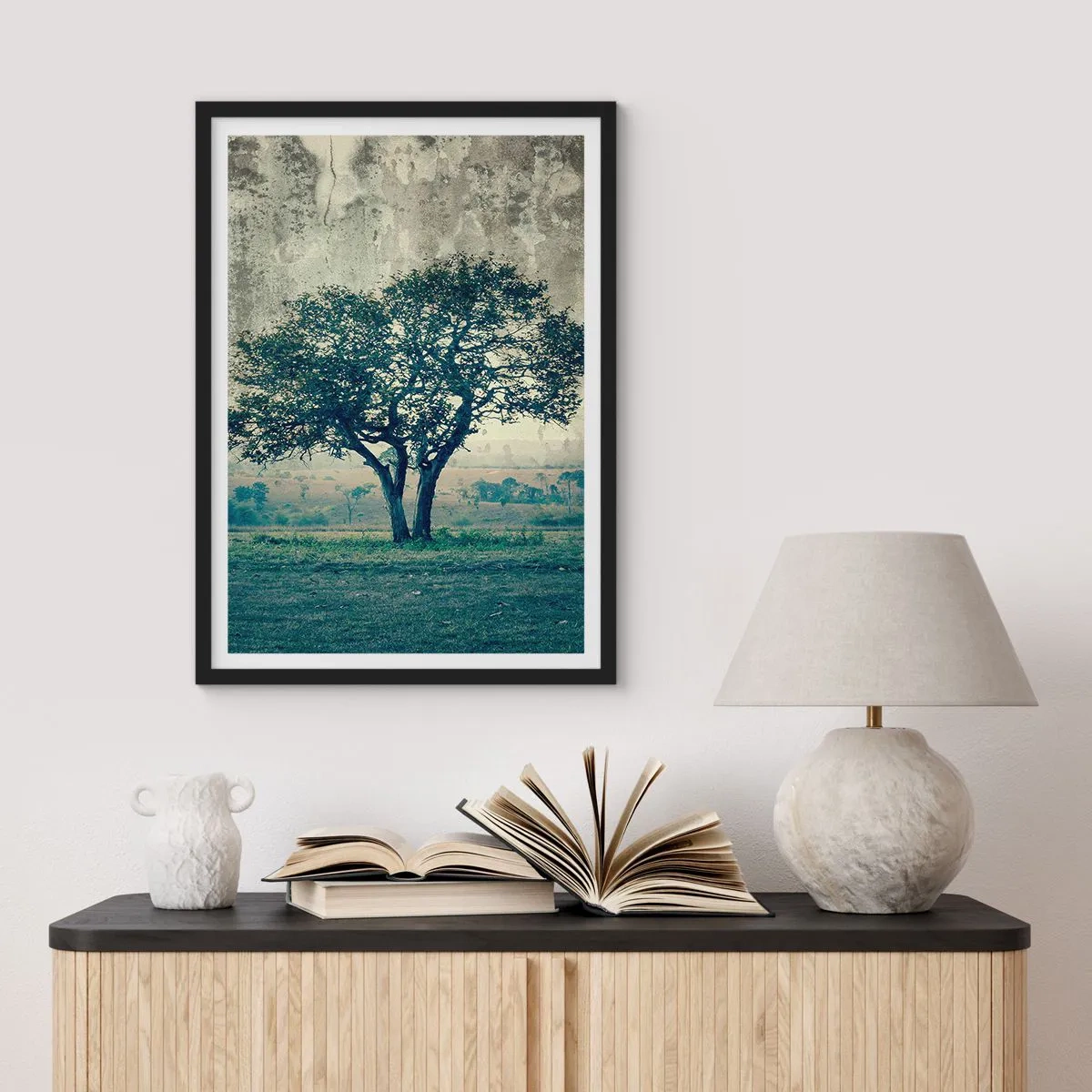 Poster in een zwarte lijst - Een eenzame boom in een rustiek landschap - 50x70cm - Een appelboom op een blauw veld? - Moderne wanddecoratie voor woonkamer en slaapkamer ARTTOR
