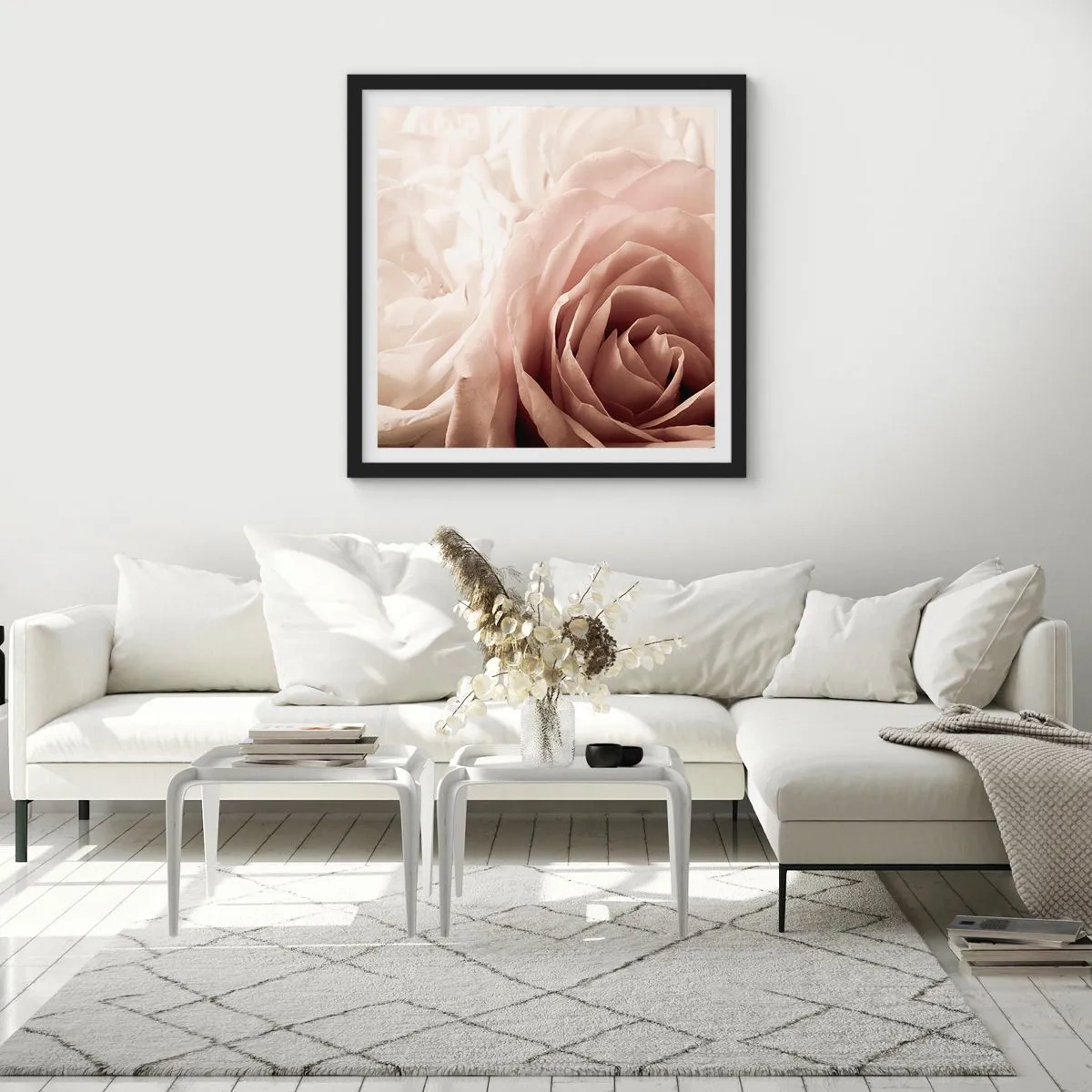 Poster in een zwarte lijst - In het hart van een roos - 30x30 cm